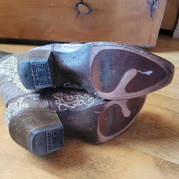 Corral Boots With Cream Embroidered Design - Picture 6 of 9